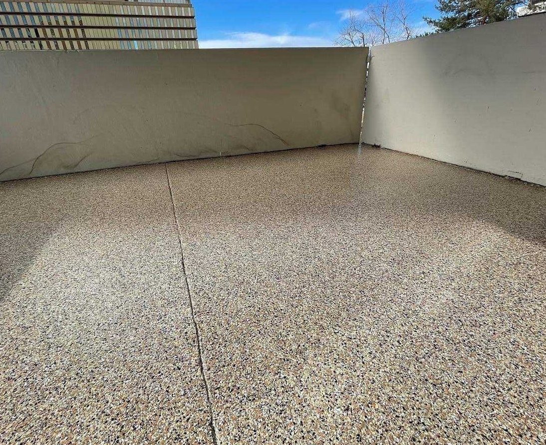 Outdoor patio with tan flake floor